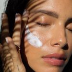 girl applying sunscreen