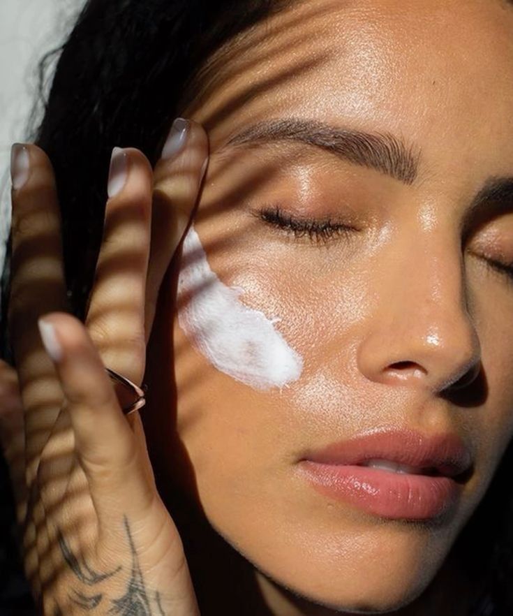 girl applying sunscreen